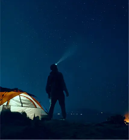 Una persona acampando de noche