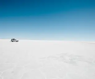 Un coche en el desierto